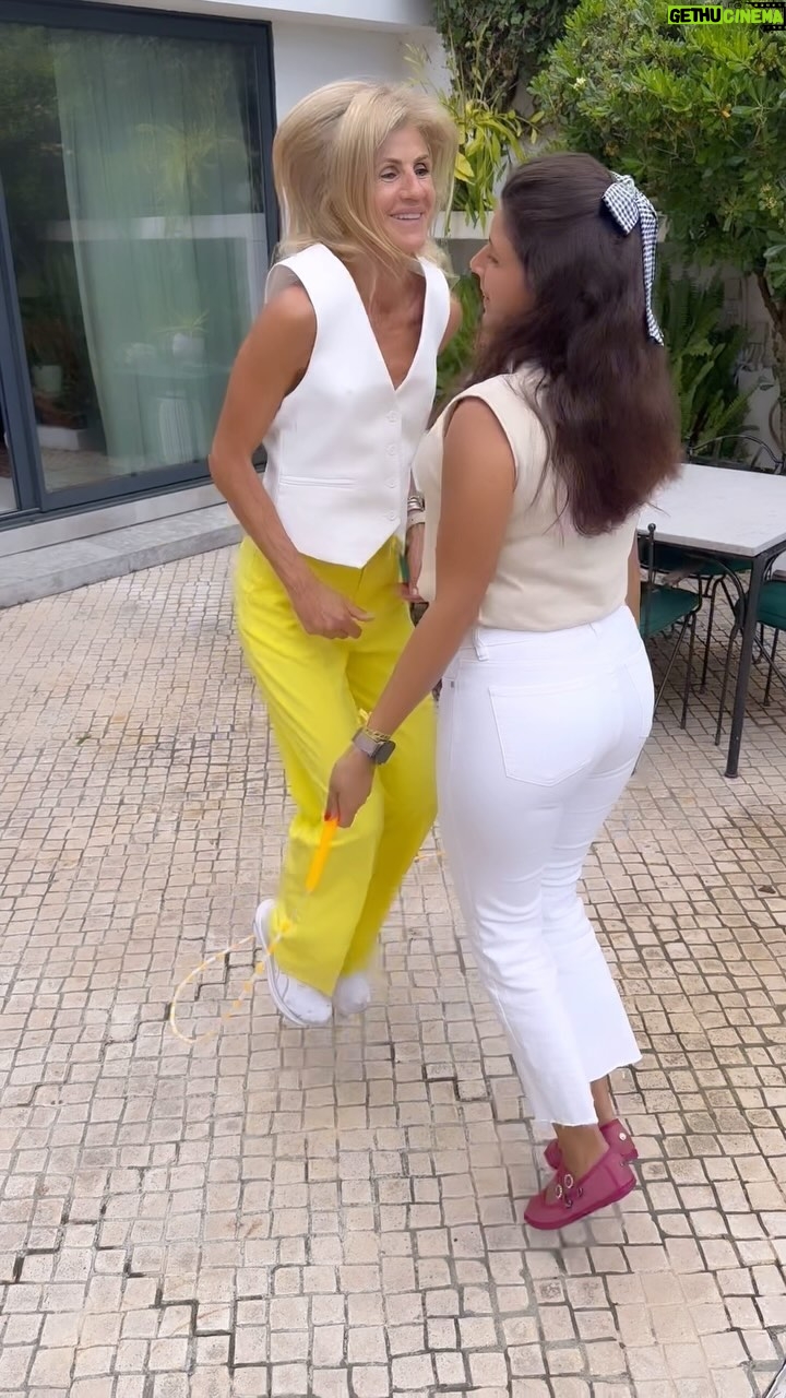 Bibá Pitta - 10.2K Likes - 😂😂a ensinar aos mais novos que não há idade para se saltar á corda!
Siga!!!
E salta avó e salta avó!!Olé !!Olé!!😜🥰
Beijinhos , boa semana 🩷