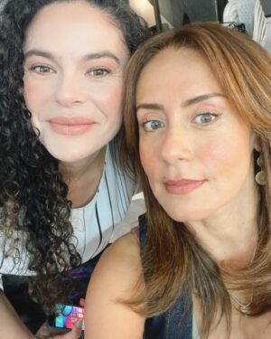 Bibiana Navas Instagram - Me encantó compartir set contigo @isagaonah ♥️❤️🎉😘💕