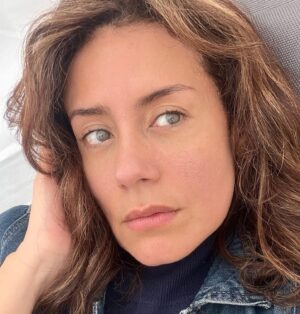 Bibiana Navas Instagram - Todo es doble, tiene dos polos , los semejantes y los antagónicos son lo mismo . Los opuestos son idénticos en naturaleza pero en diferente grado , los extremos se tocan, todas las verdades son semiverdades , todas las paradojas pueden reconciliarse. El Kybalion