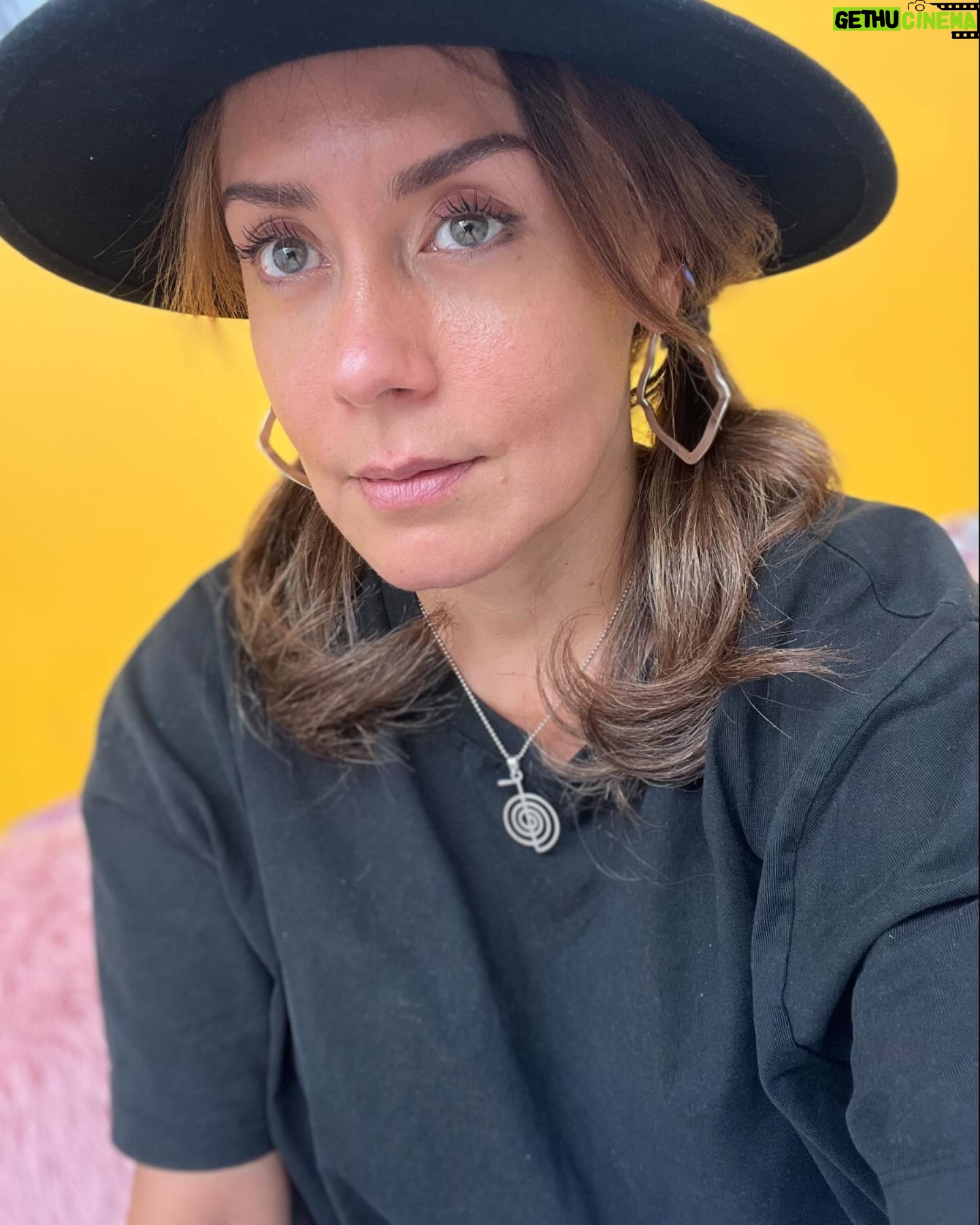 Bibiana Navas - 1.9K Likes - Cada vez me convenzo mas de que las relaciones son un espejo maravilloso para reflejar nuestro lado oscuro y el de nuestro partner ! Yo por ejemplo tengo la valentía para ver el mío .. y tú? Tu pareja tiene la valentía de mirar su lado oscuro , se necesita disposición y coraje para poder trabajar juntos y espejarse mutuamente para la evolución de cada uno y de la relación . Que opinan ? Los leo .. #parejas #ladooscuro #sombra