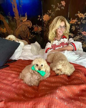 Bibiana Fernández Instagram - Definitivamente tengo que abandonar la cama, esto era lo que quería decir tocarme el papo 😱🙈que buen finde de charla cine y juegos con estos tres , pero como dice @_valeriavegas_ homenaje a #teresacampos amiga, vaya terminando 🤷‍♀️