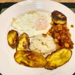 Bibiana Fernández Instagram - No hice la torrija, pero viaje a cuba, este arroz le hubiera puesto picadillo, pero no tenía carne picada, plátano macho, maduro frito en manteca huevo arroz, y una ropa vieja de apaño 🤷‍♀️ cuidadito en las carreteras yo a tocarme…….. ❤️