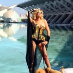 Bibiana Fernández Instagram - Apareció esta foto de una de mis muchas visitas a Valencia look @mayahansen creí que era el decorado perfecto, y la canción sería perras, que son familia, es viernes #vamosquevamos 🌟 #estoyenunbuenmomento 😜