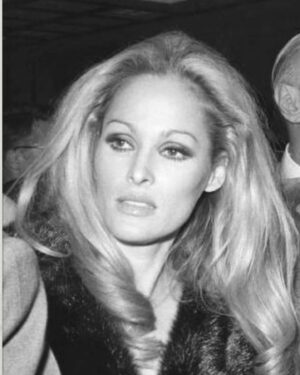 Bibiana Fernández Instagram - Este faro cumple 88 años hoy, para mi fue esencial en mi vida felicidades #ursulaandress y aprovecho para felicitar a mi padre , a mi compadre por partida doble se llama Jose Manuel, a todos los padre a Valencia ciudad que amo, feliz dia a todos ❤️‍🔥
