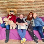 Bibiana Fernández Instagram - El cartel peimer@s espadas, la comida un scandalo, lastima que con las risas y el cachondeo, no le hicimos fotos al jamón los mejillones y dos torrijas imperiales @_valeriavegas_ @jorgecalvo_oficial @idtm la paella si, eso no tenia parangón, trajeron hasta el butano , ha sido un martes santo ❤️🙏🏻gracias familia y menos Juana y Elvis, él resto toda la familia perruna