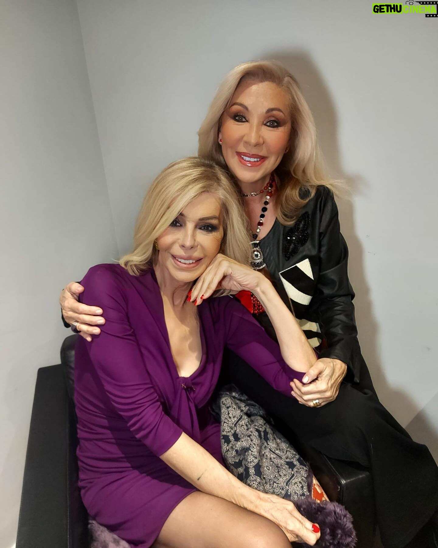 Bibiana Fernández Instagram - En @tardeartv pasando la tarde, feliz día a todas @susanadiazandalucia @jennyllada @albertosotillos @frankblanco_oficial