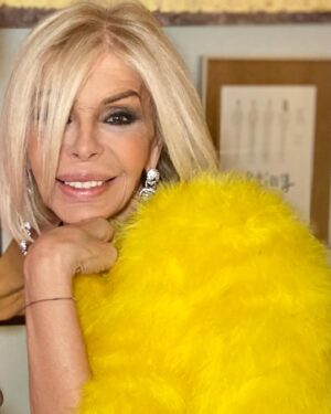 Bibiana Fernández Instagram - Mañana 13 esta que escribe cumple 70 años, vividos quemados bebidos solo tengo palabras de gratitud para con la vida, estoy tan feliz como desbordada, pero quien se va a quejar de tener trabajo, desafíos nuevos,  como cantaba la gran #mercedessosa gracias vida ❤️