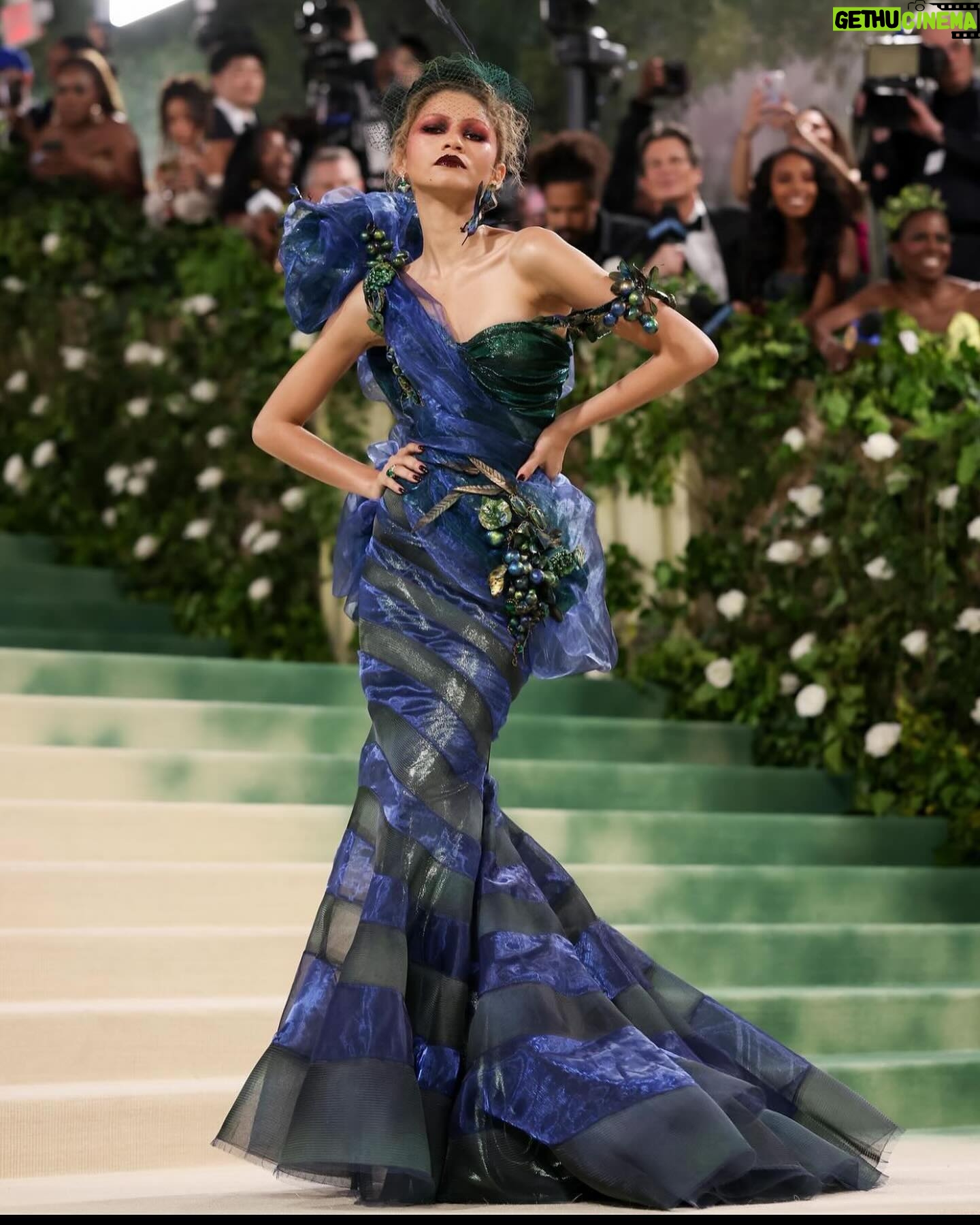 Bibiana Fernández Instagram - Mi top 3, de la met gala @zendaya se ha convertido en imbatible en cualquier evento, hubo muchos trajes espectaculares pero si tenemos en cuenta él dress code y el leitmotiv El jardín del tiempo 🌹#jonhgalliano para @maisonmargiela @thombrowne y @loewe