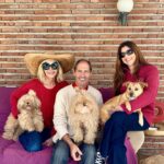 Bibiana Fernández Instagram – El día empezó bien, rodeada de gente que admiro nos visitó @carmenlinaresoficial , Doña han venido mis compadres, comida perros 🐶 arte puro ❤️que mas quiero