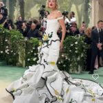 Bibiana Fernández Instagram - Mi top 3, de la met gala @zendaya se ha convertido en imbatible en cualquier evento, hubo muchos trajes espectaculares pero si tenemos en cuenta él dress code y el leitmotiv El jardín del tiempo 🌹#jonhgalliano para @maisonmargiela @thombrowne y @loewe