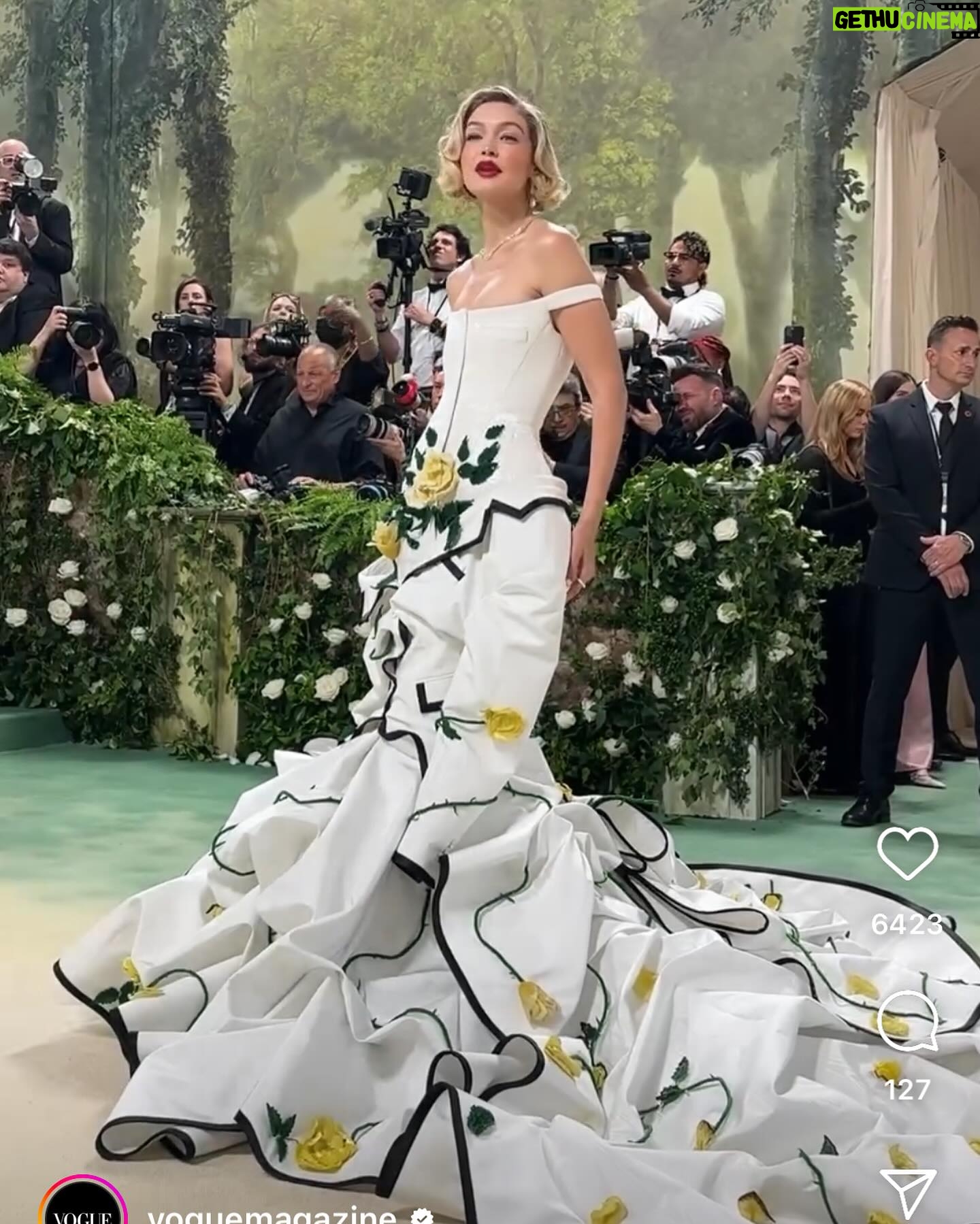 Bibiana Fernández Instagram - Mi top 3, de la met gala @zendaya se ha convertido en imbatible en cualquier evento, hubo muchos trajes espectaculares pero si tenemos en cuenta él dress code y el leitmotiv El jardín del tiempo 🌹#jonhgalliano para @maisonmargiela @thombrowne y @loewe