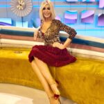 Bibiana Fernández Instagram - Como es lunes es el único momento de relax @vamosaver_tv después prueba de vestuario más ensayo, y así hilvanando la semana hasta el próximo sábado noche, en medio de todo más ensayos, me voy a arrancar los pelos que me quedan 😱🤷‍♀️💋