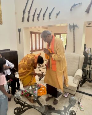Bidusmita Dash Instagram - At patnagarh palace…congratulated Shri KV Singhdeo for winning the MLA seat in Patnagarh🙏✨