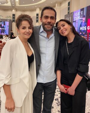 Bihter Dinçel Instagram - Yeni yolculuğumuzun ilk gecesinden🌹
#yürekçıkmazı 🌹
@yurekcikmazitrt 
@trt1 
@goldfilmyapim