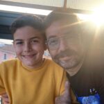 Bihter Dinçel Instagram - Bizi en güzel O görür, Siz’i en güzel ben görürüm… Severim Çok… Doğduğu evin güneşi, büyümeyen koca adamı… Yavrusunun doğduğu evin en kral oyun arkadaşı… Yeni yaşında daha da eski şarkılar bulalım kafayı takacak, en büyük derdimiz bu olsun🎈 Bi de Yağmur Ali’mizin Pokemon Kartları 🐥 İyi ki doğdun sevgili , aşk olsun… @stagedesigner @dincelyagmurali