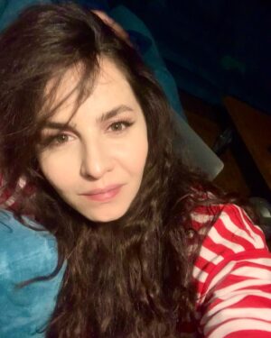 Bihter Dinçel Instagram - İş sonrası iş, en sevdiğim… 😉
Ve öncesi poz, kayıtlara geçsin efemm… Konuşuruz üstüne bi vakit✌🏻