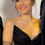 Bihter Dinçel Instagram – “Aile Çıkmazı” filmimiz dün vizyona girdi. 
Filmin galasında neşesi ve hünerleriyle  beni yalnız bırakmayan arkadaşlarıma teşekkür etmek istiyorum.
Şık ve zarif kostümüm için @alfabetaevening e, saçlarıma yine sihirli elleriyle dokunduğu için @sertac_kolay a, şahane makyajım için @yalginosmankaya a, yine zarafetini çok sevdiğim takılarım için @ezrabaghaki ye ve ilk dakikadan son ana kadar beni yalnız bırakmayan, stylingimi yapan @gamzetopaldesigner a çok teşekkür ediyorum🌹