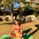 Bihter Dinçel Instagram - 1- Meditasyon mu deniz mi?Denize girersek meditasyon da yapmış oluruz ama meditasyon yaparsak ıslanmayız🌸 2-Başak’cım aynı noktadan farklı zamanlarda farklı yönlere bakalım. Bakalım biz aynı biz olacak mıyız?🦋 3-Ya da gel güneşlenelim.🌻 4-Ya da gel denize girip balıklar üstünden felsefe yapalım😎 @basak.gunebakan