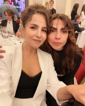 Bihter Dinçel Instagram - Yeni yolculuğumuzun ilk gecesinden🌹
#yürekçıkmazı 🌹
@yurekcikmazitrt 
@trt1 
@goldfilmyapim