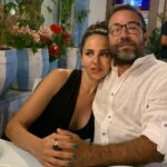 Bihter Dinçel Instagram - Bizi en güzel O görür, Siz’i en güzel ben görürüm… Severim Çok… Doğduğu evin güneşi, büyümeyen koca adamı… Yavrusunun doğduğu evin en kral oyun arkadaşı… Yeni yaşında daha da eski şarkılar bulalım kafayı takacak, en büyük derdimiz bu olsun🎈 Bi de Yağmur Ali’mizin Pokemon Kartları 🐥 İyi ki doğdun sevgili , aşk olsun… @stagedesigner @dincelyagmurali