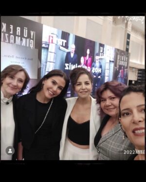 Bihter Dinçel Instagram - Yeni yolculuğumuzun ilk gecesinden🌹
#yürekçıkmazı 🌹
@yurekcikmazitrt 
@trt1 
@goldfilmyapim