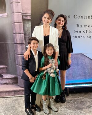 Bihter Dinçel Instagram - Yeni yolculuğumuzun ilk gecesinden🌹
#yürekçıkmazı 🌹
@yurekcikmazitrt 
@trt1 
@goldfilmyapim