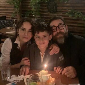 Bihter Dinçel Instagram - Bizi en güzel O görür, Siz’i en güzel ben görürüm… 
Severim
Çok…
Doğduğu evin güneşi, büyümeyen koca adamı…
Yavrusunun doğduğu evin en kral oyun arkadaşı… 
Yeni yaşında daha da eski şarkılar bulalım kafayı takacak, en büyük derdimiz bu olsun🎈
Bi de Yağmur Ali’mizin Pokemon Kartları 🐥
İyi ki doğdun sevgili , aşk olsun…
@stagedesigner 
@dincelyagmurali