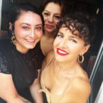 Bihter Dinçel Instagram – 15 yıl evvel kurduğumuz müzik grubumuz jazz mı rap mi olsun diye düşünürken pop müzik kazanmıştır😛😛😎😎💫💫💫 @manolya.sen @rabiasultanduzenli