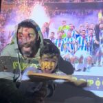Bihter Dinçel Instagram - Bizi en güzel O görür, Siz’i en güzel ben görürüm… Severim Çok… Doğduğu evin güneşi, büyümeyen koca adamı… Yavrusunun doğduğu evin en kral oyun arkadaşı… Yeni yaşında daha da eski şarkılar bulalım kafayı takacak, en büyük derdimiz bu olsun🎈 Bi de Yağmur Ali’mizin Pokemon Kartları 🐥 İyi ki doğdun sevgili , aşk olsun… @stagedesigner @dincelyagmurali