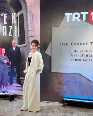 Bihter Dinçel Instagram - Yeni yolculuğumuzun ilk gecesinden🌹
#yürekçıkmazı 🌹
@yurekcikmazitrt 
@trt1 
@goldfilmyapim