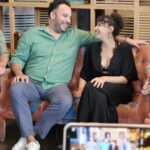 Bihter Dinçel Instagram – En güzeller yerine en neşelilerinden seçtim. Neşeliyken en güzel olmuyor muyuz zaten😏 Ha bi de, buradaki gibi değil vaziyetlerin aslı astarı:) Filmde görürsünüz kim normal, kim anormal🤠
15 Mart’ta sinemalarda👉🏻 #aileçıkmazıfilm 
@feritaktug @mhrrmtrksvn @ruhisariofficial