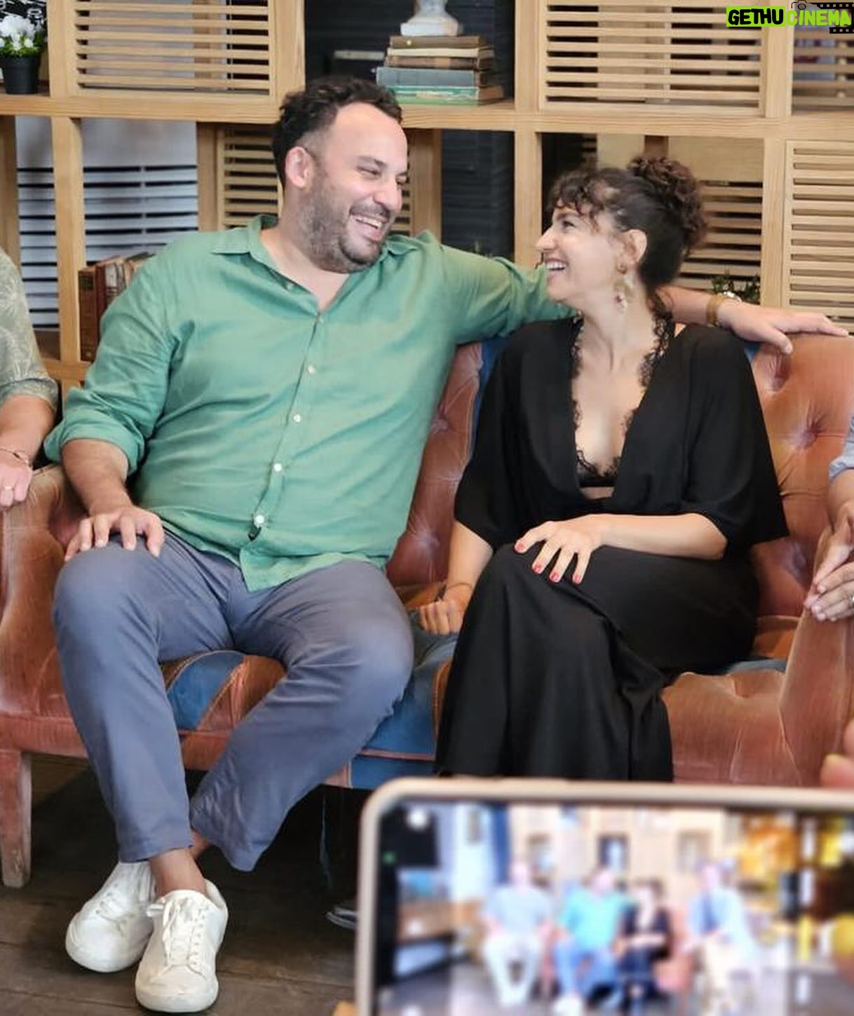Bihter Dinçel Instagram - En güzeller yerine en neşelilerinden seçtim. Neşeliyken en güzel olmuyor muyuz zaten😏 Ha bi de, buradaki gibi değil vaziyetlerin aslı astarı:) Filmde görürsünüz kim normal, kim anormal🤠 15 Mart’ta sinemalarda👉🏻 #aileçıkmazıfilm @feritaktug @mhrrmtrksvn @ruhisariofficial