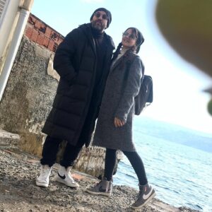 Bihter Dinçel Instagram - Bizi en güzel O görür, Siz’i en güzel ben görürüm… 
Severim
Çok…
Doğduğu evin güneşi, büyümeyen koca adamı…
Yavrusunun doğduğu evin en kral oyun arkadaşı… 
Yeni yaşında daha da eski şarkılar bulalım kafayı takacak, en büyük derdimiz bu olsun🎈
Bi de Yağmur Ali’mizin Pokemon Kartları 🐥
İyi ki doğdun sevgili , aşk olsun…
@stagedesigner 
@dincelyagmurali