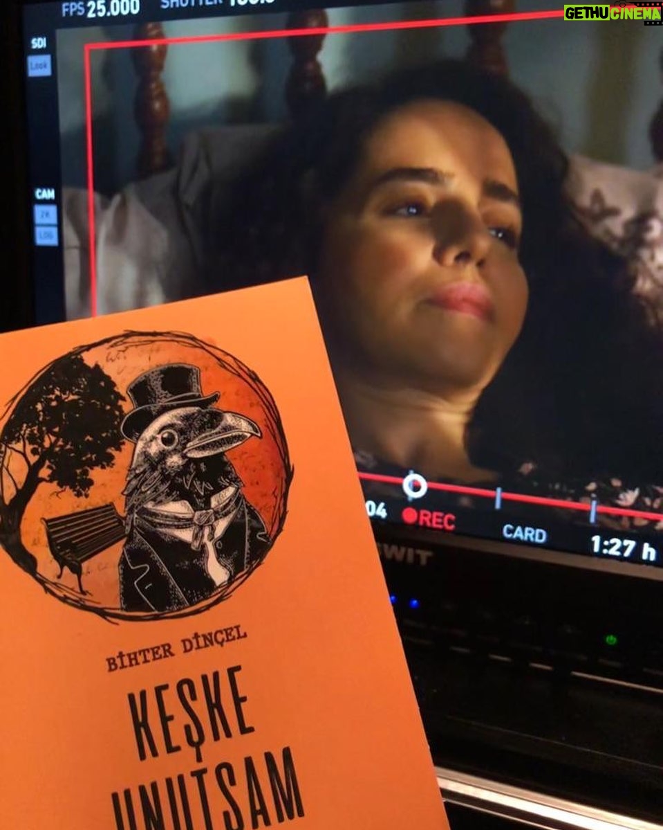 Bihter Dinçel Instagram - Biriciksin, ne güzelsin… Arkadaşım, gözünü gönlünü sevdiğim yönetmenim @senemzencir 🧡