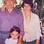 Bihter Dinçel Instagram – Annem, doğum günü de olsa, bayram da olsa bensiz babasına sokulamaz, onu öpemez, onunla fotoğraf çektiremezdi. Anne sevgisi bambaşka amma burada mevzumuz emsalsiz “büyükbaba aşkım” 😏 İşte bu fotoğraf da kanıtı:) İkisini başbaşa makinenin karşısında gördüğüm an kopan kıyametin ardından😂 iyi ki doğdun annecim. Senin için kıyametler koparmasam da sevgim sonsuz❤️