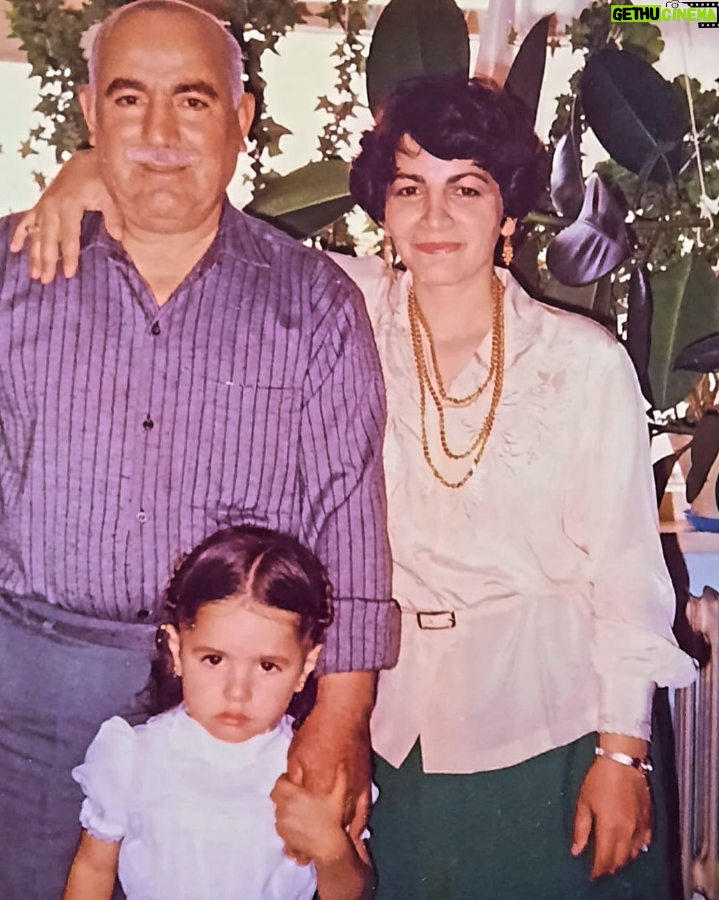Bihter Dinçel Instagram - Annem, doğum günü de olsa, bayram da olsa bensiz babasına sokulamaz, onu öpemez, onunla fotoğraf çektiremezdi. Anne sevgisi bambaşka amma burada mevzumuz emsalsiz “büyükbaba aşkım” 😏 İşte bu fotoğraf da kanıtı:) İkisini başbaşa makinenin karşısında gördüğüm an kopan kıyametin ardından😂 iyi ki doğdun annecim. Senin için kıyametler koparmasam da sevgim sonsuz❤️
