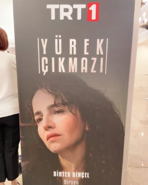 Bihter Dinçel Instagram - Yeni yolculuğumuzun ilk gecesinden🌹
#yürekçıkmazı 🌹
@yurekcikmazitrt 
@trt1 
@goldfilmyapim