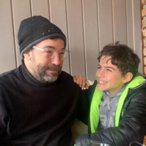Bihter Dinçel Instagram - Bizi en güzel O görür, Siz’i en güzel ben görürüm… 
Severim
Çok…
Doğduğu evin güneşi, büyümeyen koca adamı…
Yavrusunun doğduğu evin en kral oyun arkadaşı… 
Yeni yaşında daha da eski şarkılar bulalım kafayı takacak, en büyük derdimiz bu olsun🎈
Bi de Yağmur Ali’mizin Pokemon Kartları 🐥
İyi ki doğdun sevgili , aşk olsun…
@stagedesigner 
@dincelyagmurali