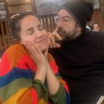 Bihter Dinçel Instagram - Bizi en güzel O görür, Siz’i en güzel ben görürüm… Severim Çok… Doğduğu evin güneşi, büyümeyen koca adamı… Yavrusunun doğduğu evin en kral oyun arkadaşı… Yeni yaşında daha da eski şarkılar bulalım kafayı takacak, en büyük derdimiz bu olsun🎈 Bi de Yağmur Ali’mizin Pokemon Kartları 🐥 İyi ki doğdun sevgili , aşk olsun… @stagedesigner @dincelyagmurali
