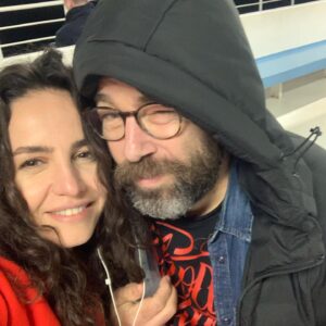 Bihter Dinçel Instagram - Bizi en güzel O görür, Siz’i en güzel ben görürüm… 
Severim
Çok…
Doğduğu evin güneşi, büyümeyen koca adamı…
Yavrusunun doğduğu evin en kral oyun arkadaşı… 
Yeni yaşında daha da eski şarkılar bulalım kafayı takacak, en büyük derdimiz bu olsun🎈
Bi de Yağmur Ali’mizin Pokemon Kartları 🐥
İyi ki doğdun sevgili , aşk olsun…
@stagedesigner 
@dincelyagmurali