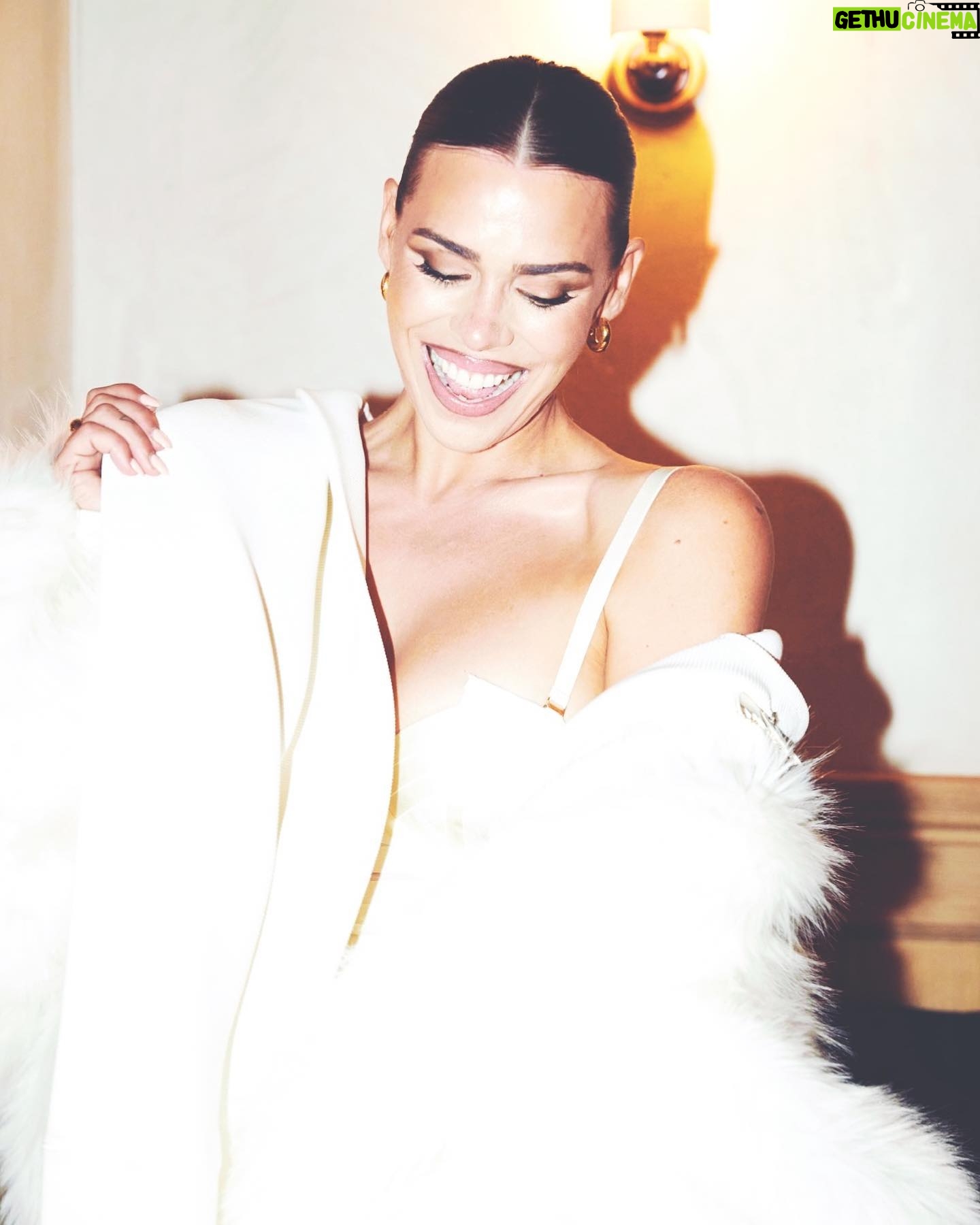Billie Piper Instagram - 13/09/23 The pelican Celebrating friendship @zannarassi and a face full of makeup. #milkmakeup #milkmakeup Hours of input from Queen @rebeccacorbinmurray Queen @monaleannemakeup Queen @naokawakamihair Queen @charlottehabibi Dress @atelierbordelle Faux fur @mithridate.official Shoes @jimmychoo Jewels @_jennybird