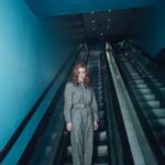 Billie Piper Instagram - Up next on @netflixuk #scoop 5th April Jumpsuit - Vintage @muglerofficial @mon_vintage Shoes @aquazzura Earrings @elhanati_ 📸 @bella_bradbury