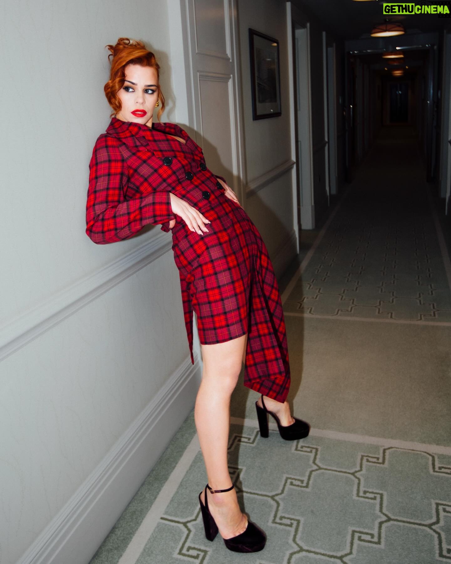Billie Piper Instagram - WANT THE SCOOP? #SCOOP 5th of APRIL @netflixuk Pressing on inβ¦. #vintage @viviennewestwood @aquazzura @lasso_jewelry @rellikvintage πππ @dundascomms @rebeccacorbinmurray @_nicgoodwin @monaleannemakeup @johnmacphersonhair @charlottehabibi @debbiethomasclinic @bhambnails Special thanks to πΈ @bella_bradbury