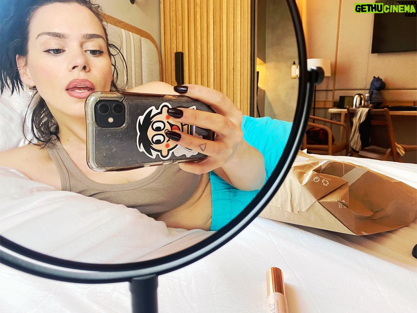 Billie Piper Instagram - My @zannarassi. Always with the good goods. Pals since I was 18, this women is now red carpet HOST and BIG BIZ BITCH . You always send me such beaut makeup from your brand @milkmakeup And I wear it and never say thanks. Bc I’m a fuck . Anyway, appreciation post for your flawless brand, (though I’d like a liner in there pls) Face by @milkmakeup Aside from the mazz - which I’m out of FYi. NOT an ad, just some love for my bestie, who doesn’t need the numbers. #ashadetomatchyournipples