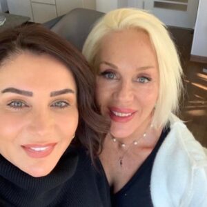 Billur Kalkavan Instagram - Güzel doktorum @dr_meral_alacadag geldim, beni de güzelleştirsin diye. 
.
.
.
#medikalestetik #güzellik #beauty #bakım #estetik #minikdokunuşlar #gençlik #güzellik