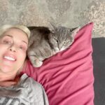Billur Kalkavan Instagram – Adı Juli, Korsan’ın sevgilisidir. Sultanahmet’te Aya Irini kilisesinden getirmiştim bundan dolayı evdeki tek Hristiyandır. 15 yaşında, bana bi başka düşkün. Kel kafamı da özellikle çok sevdi gelip sürünüp oturuyor.
Saçlarım dökülmeden de yastığımın tepesini seviyordu ama şimdi başka.
.
.
.
#kedi #cat #pet #hayatarkadaşı #catsofinstagram #catsofinsta #petsofinstagram #grikedi #şifacı