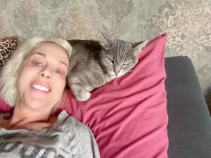 Billur Kalkavan Instagram - Adı Juli, Korsan’ın sevgilisidir. Sultanahmet’te Aya Irini kilisesinden getirmiştim bundan dolayı evdeki tek Hristiyandır. 15 yaşında, bana bi başka düşkün. Kel kafamı da özellikle çok sevdi gelip sürünüp oturuyor. 
Saçlarım dökülmeden de yastığımın tepesini seviyordu ama şimdi başka.
.
.
.
#kedi #cat #pet #hayatarkadaşı #catsofinstagram #catsofinsta #petsofinstagram #grikedi #şifacı