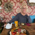 Billur Kalkavan Instagram - Yemek paylaşmam ama bir kadının emeği söz konusuysa iş değişir. @risus_boards sunumları şu ara birine gönderilecek en güzel hediyelerden biri. Hem şık hem fonksyonel. Son zamanlarda survival modda yaşamaktan keyif yapmayı unuttuk. Teşekkürler @risus_boards ellerinize sağlık… . . . #yemek #food #keyif #enjoyment #peynir #cheese #meyve #fruits #sunum #presentation #şık #elegant