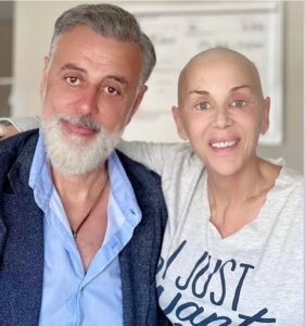 Billur Kalkavan Instagram - Bugün @hamdialkan’ım ziyaretime geldi ve izin istedi paylaşabilir miyim diye. Beni bu kadar sevdiğinizi bilmiyordum valla çok mutlu oldum allah razı olsun. Ben fotoyu biraz düzelttim ama kusura bakmayın 😹 Bir ricam var lütfen aramayın mesaj atın çok yoruluyorum 🙏🏻