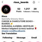 Billur Kalkavan Instagram - Yemek paylaşmam ama bir kadının emeği söz konusuysa iş değişir. @risus_boards sunumları şu ara birine gönderilecek en güzel hediyelerden biri. Hem şık hem fonksyonel. Son zamanlarda survival modda yaşamaktan keyif yapmayı unuttuk. Teşekkürler @risus_boards ellerinize sağlık… . . . #yemek #food #keyif #enjoyment #peynir #cheese #meyve #fruits #sunum #presentation #şık #elegant